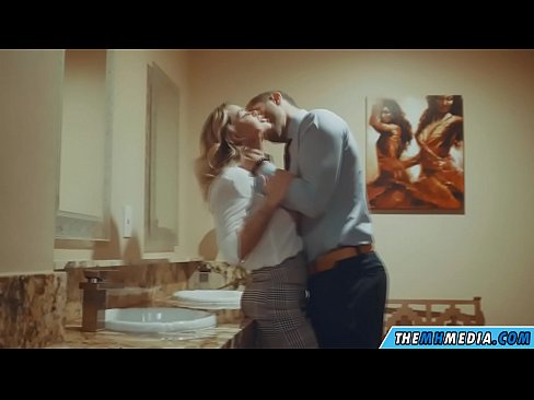 ❤️ Meta blonda busty seduces f'kamra tal-banju pubbliku Porno f'mt.pi-porno.ru ️❤